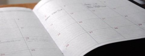Auf dem Foto ist ein Taschenkalender zu sehen, in dem an manchen Tagen Notizen eingetragen sind und an manchen nicht.
