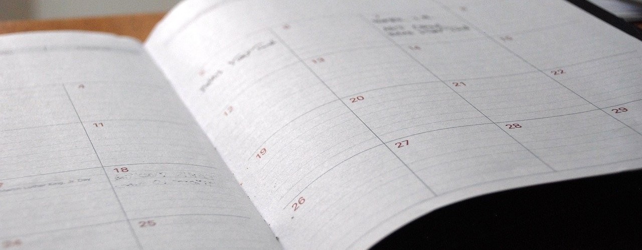 Photo: pixabay The photo shows a pocket calendar with notes entered on some days and on others not.
