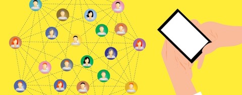 In der Graphik ist links ein Netz zu sehen, das verschiedene Personen verbindet und rechts zwei Hände, die ein Smartphone halten.