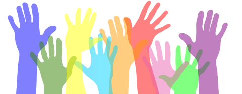 Auf dem Bild sind eine blaue, eine grüne, eine gelbe, eine hellblaue, eine orangene, eine rote, eine rosane, eine grüne und eine violette Hand zu sehen, die sich in die Höhe strecken.