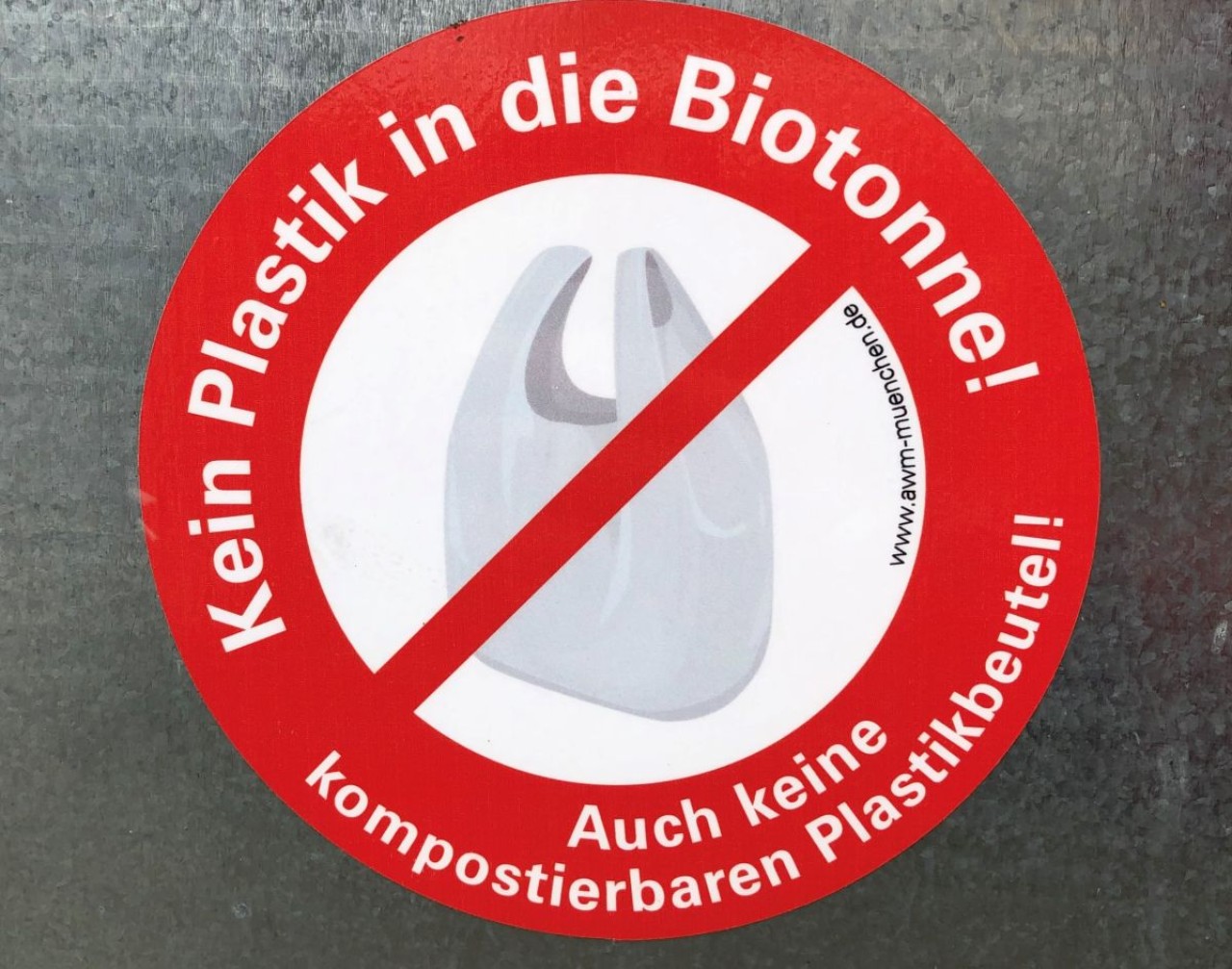 Plastiktüte innerhalb eines roten Kreises und einem roten Strich quer durch das Bild.