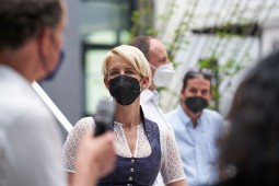 Mehrere Personen bei der Podiumsdiskussion