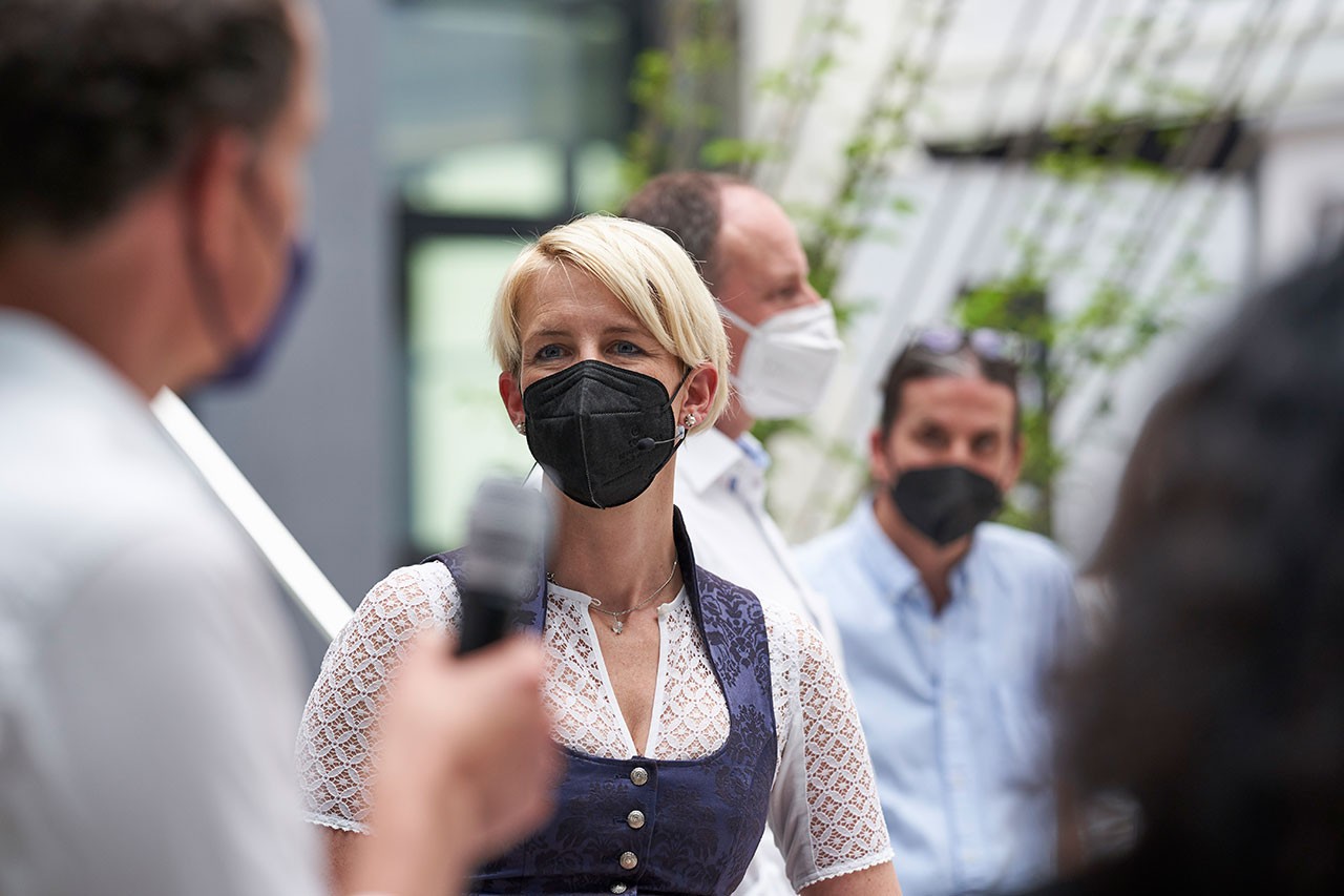Mehrere Personen bei der Podiumsdiskussion