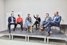 Sechs Personen auf einem Podium