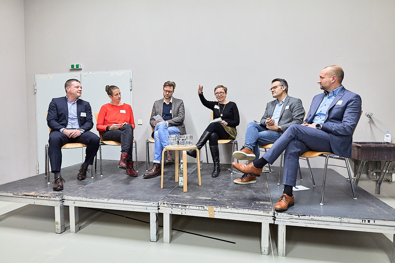 Sechs Personen auf einem Podium