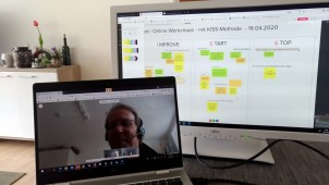 Zwei Bildschirme die einen Workshop zeigen