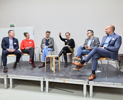 Sechs Personen auf einem Podium