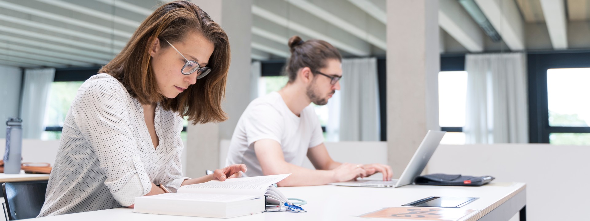 Studierende im Lesesaal Zentralbibliothek