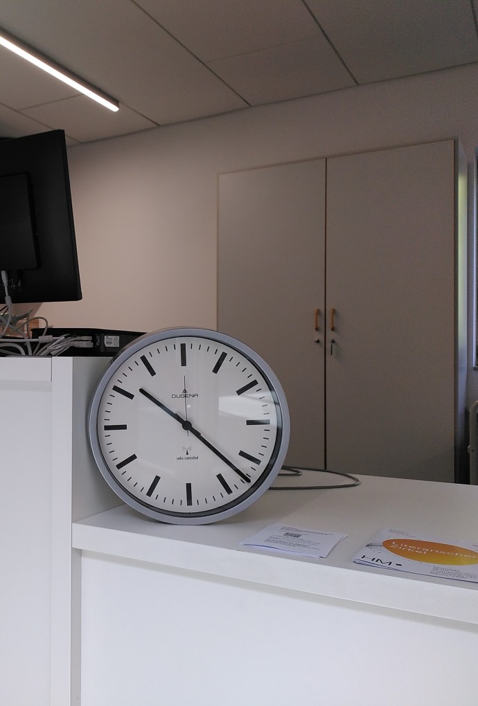 Uhr auf einer Informationstheke