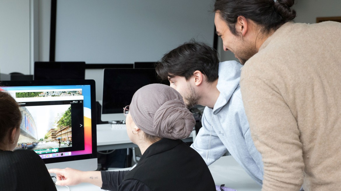 Studierende blicken gemeinsamauf einen Bildschirm