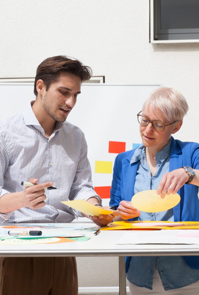 Dozentin und Studierender unterhalten sich (Foto: Sigrid Reinichs) Dozentin und Studierender unterhalten sich
