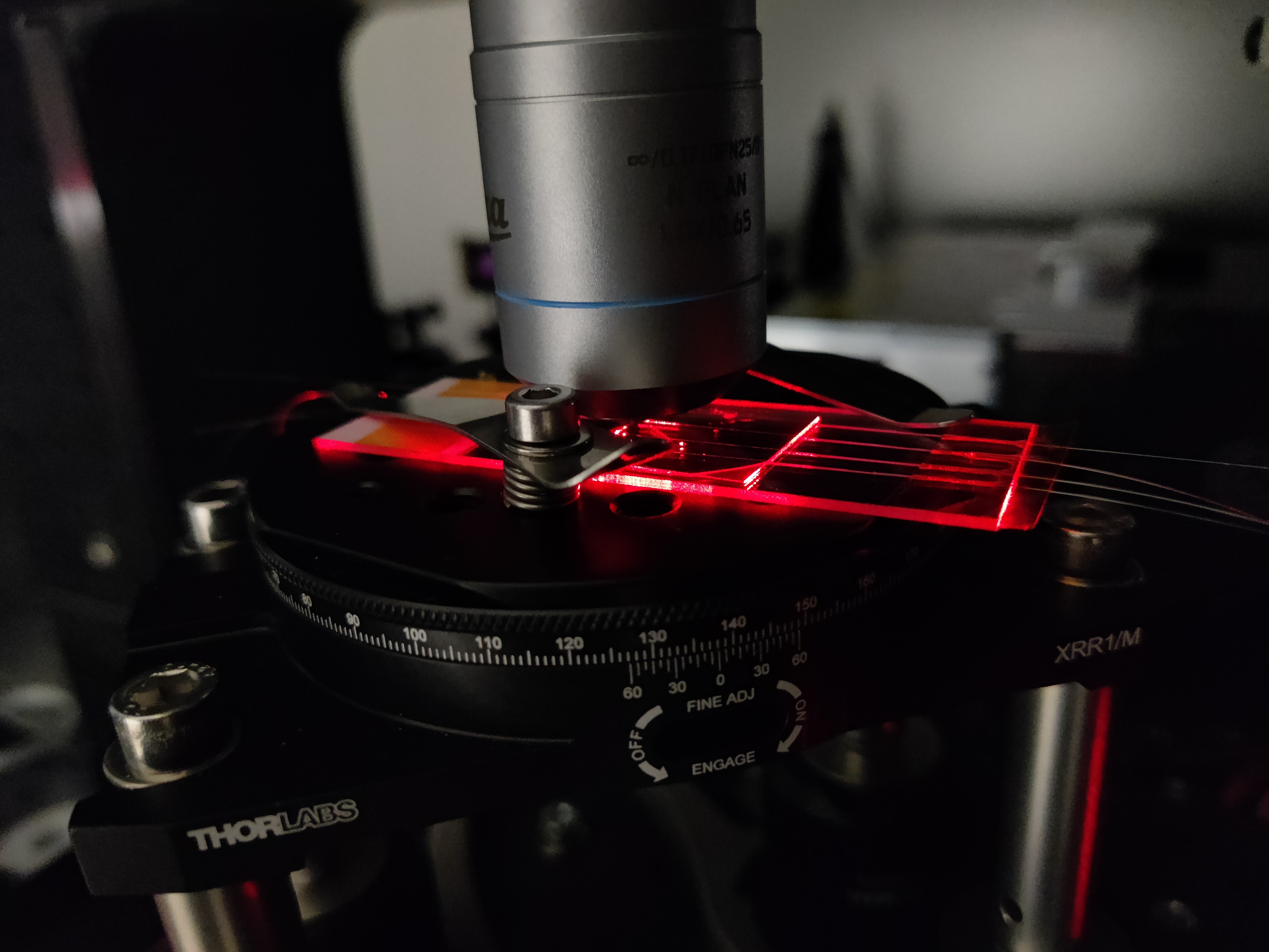 Laserbasierte Anlage zur Herstellung von Faser-Bragg-Gittern (Alexander Roehrl (2024)) Zur Herstellung von Faser-Bragg-Gittern für Faserlaser wird Ultrakurzpuls-Laserstrahlung in die optischen Glasfasern fokussiert.