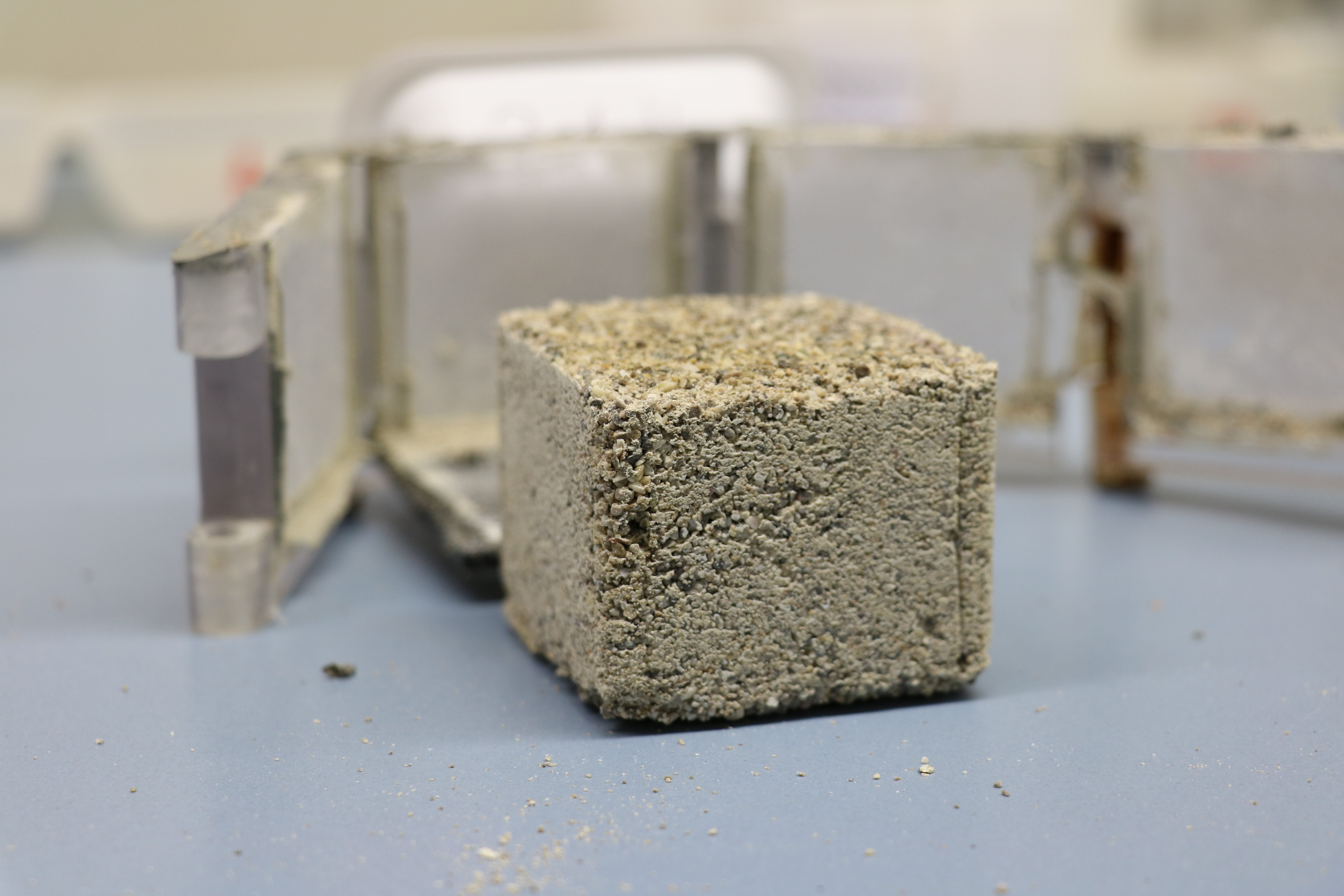 Mit Hilfe von Bakterien verfestigte Sandprobe in Würfelform (Alexander Bayrhof) Mit Hilfe von Bakterien verfestige Probe nach Entnahme aus einer Schalung, bereit für die Druckfestigkeitsprüfung.