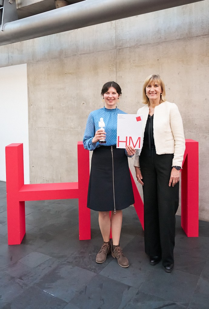 Auf dem Bild ist die Oskar-Preisträgerin, Dr. Tina Hermann, und gemeinsam mit Vizepräsidentin für Forschung Prof. Dr. Sonja Munz für Promotion 2025 mit dem Oskar in der Hand zu sehen.
