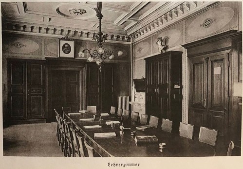 Das Lehrerzimmer der Baugewerkschule (Quelle: Selzer, Staatsbauschule, S.80) ALT-Text (Quelle: Selzer, Staatsbauschule, S.80)