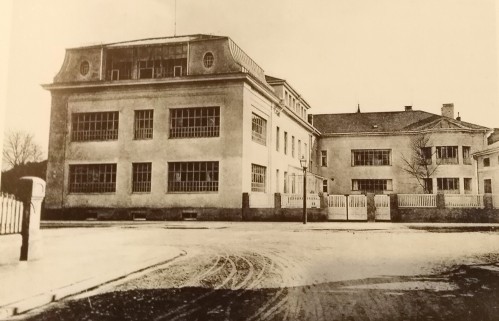Die Münchner Fotoschule (Quelle: Pohlmann, Ulrich/Scheutle, Rudolf (Hrsg.): Lehrjahre Lichtjahre: Die Münchner Fotoschule 1900–2000, München, 2000, S. 27. Rechte: Staatliche Fachakademie für Fotodesign München.) Bild-Alternativtext (Quelle: )