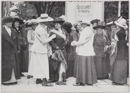 1912_SF_Fauenstimmrechtskongress_Muenchen_DHM_Bildarchiv_Inv.Nr.F524339 (Quelle: Deutsches Historisches Museum, Inv.-Nr.: F 52/4339) Fauenstimmrechtskongress in Muenchen 1912