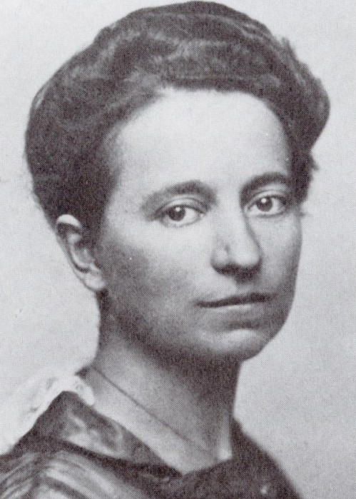 Nationalökonomin Dr. Anna Pohlmann-Heim 1920 (Quelle: Neidhart, Angelika: Die Vorläuferschulen des Fachbereichs Sozialwesen, in: Keßler, Walter (Hrsg.): 10 Jahre Fachhochschule München, München 1981, S. 34-38, hier S. 36.) Nationalökonomin Dr. Anna Pohlmann-Heim 1920
