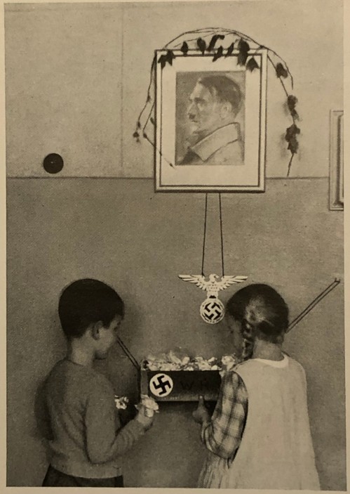 Propagandafotografie aus dem Buch „Aus einem deutschen Kindergarten“ (Quelle: „Aus einem deutschen Kindergarten“, hrsg. v. Jugendleiterinnen Rosl Schneider und Gusti Schimon München anlässlich des 25. Jahrestags der Gründung des Kindergärtnerinnen-Seminars, München 1940.
) Propagandafotografie, Kinder um 1940