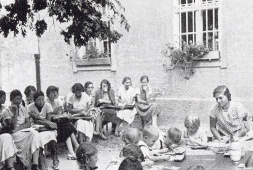 Lehrübung im Kindergarten (Quelle: Aus: Neher, Ingrid: Das Münchner Kindergärtnerinnenseminar von der Gründung bis heute, in: Fünfzig Jahre Kindergärtnerinnenseminar der Landeshauptstadt München, 1916-1966, München, S. 12-44, hier S. 22.) Lehrübung im Kindergarten