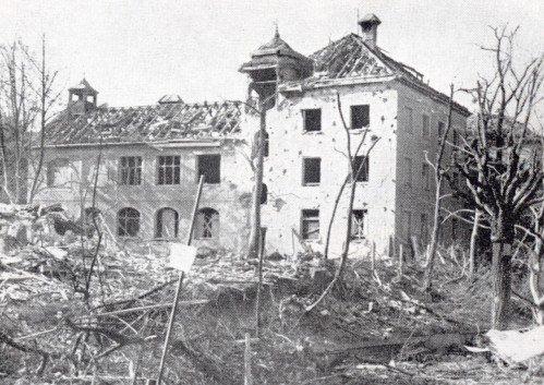 Schulhaus nach Angriff (Quelle: Neher: Das Münchner Kindergärtnerinnenseminar, S. 29.) Schulhaus nach Angriff