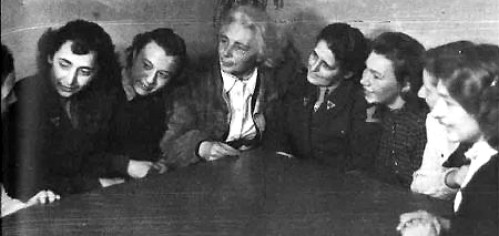Zorell mit Jugendleiterinnen 1944 (Quelle: Aus: Erzieher in Bogenhausen. Vom Kindergärtnerinnenseminar zu den Sozialpädagogischen Fachschulen. Aspekte und Wandlungen. Festgabe für Frau Dr. Zorell, hrsg. v. Verein zur Förderung
der Sozialpädagogischen Ausbildung e.V., München 1981, S. 29; (Foto: Auguste Schimon, Martha Steinheil)
) Zorell mit Jugendleiterinnen 1944