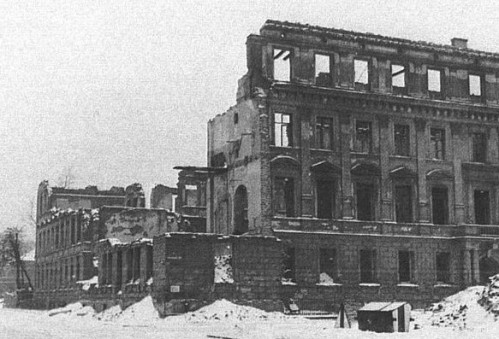 Ruine der Staatsbauschule (Quelle: Giger, Rainer/Zimmermann, Florian: Die Bayerische Staatsbauschule München zwischen 1944 und 1954: Zerstörung, Bauplatzfindung, Wettbewerbe, Grundsteinlegung, München 2009, S. 7.) Ruine der Staatsbauschule