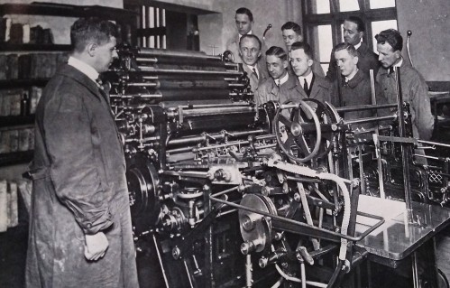 Buchdrucker 1950 (Bund Münchener Meisterschüler (Hrsg.): Fünfzig Jahre Bund Münchener Meisterschüler: Bilder vom Wirken einer Schule für Führungskräfte der Druckindustrie von der Gründung bis heute, München, 1983, S. 29.) Buchdrucker