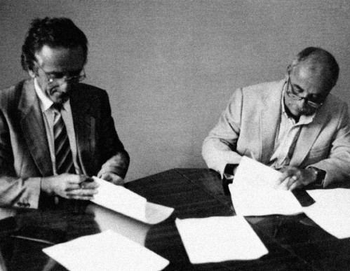 Partnerschaft der FH München und der École Supérieure de Commerce de Pau (Quelle: Hochschule München) Präsident Keßler (r.) und Directeur Laget
