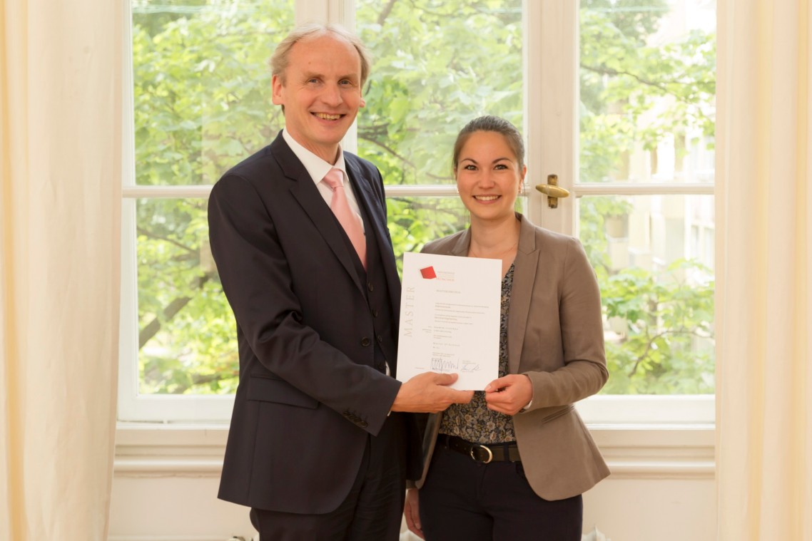Die 100.000ste Absolventin (Quelle: Hochschule München) Die 100.000ste Absolventin