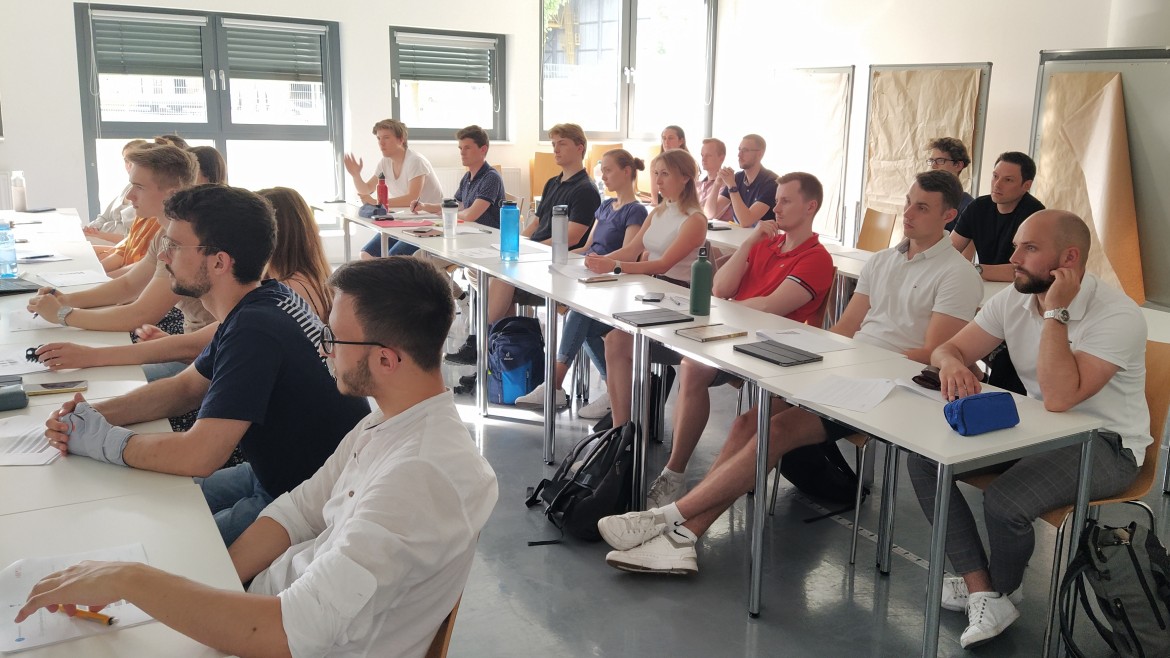 2023_Pers.Fuehrungspot._Gruppe (Foto: Hochschule München) Drei Tischreihen mit Studierenden in einem Seminarraum der HM.