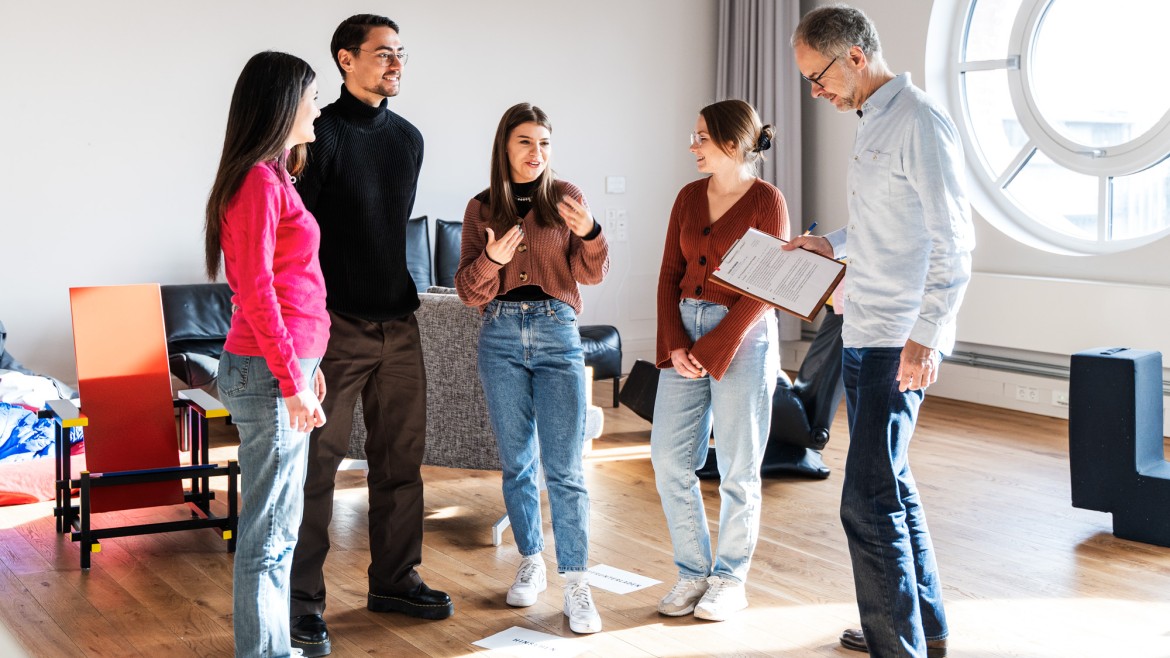 Lehrende und Studierende im Gespräch