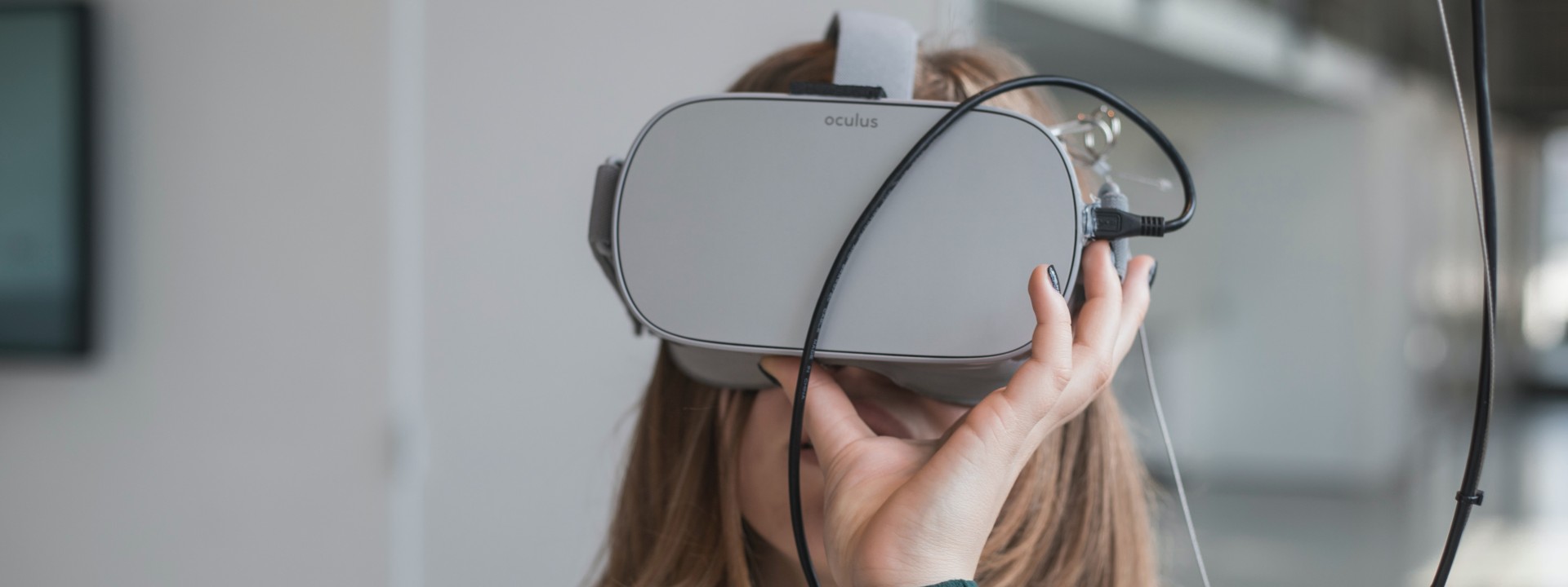 Frau mit Virtual Reality Brille