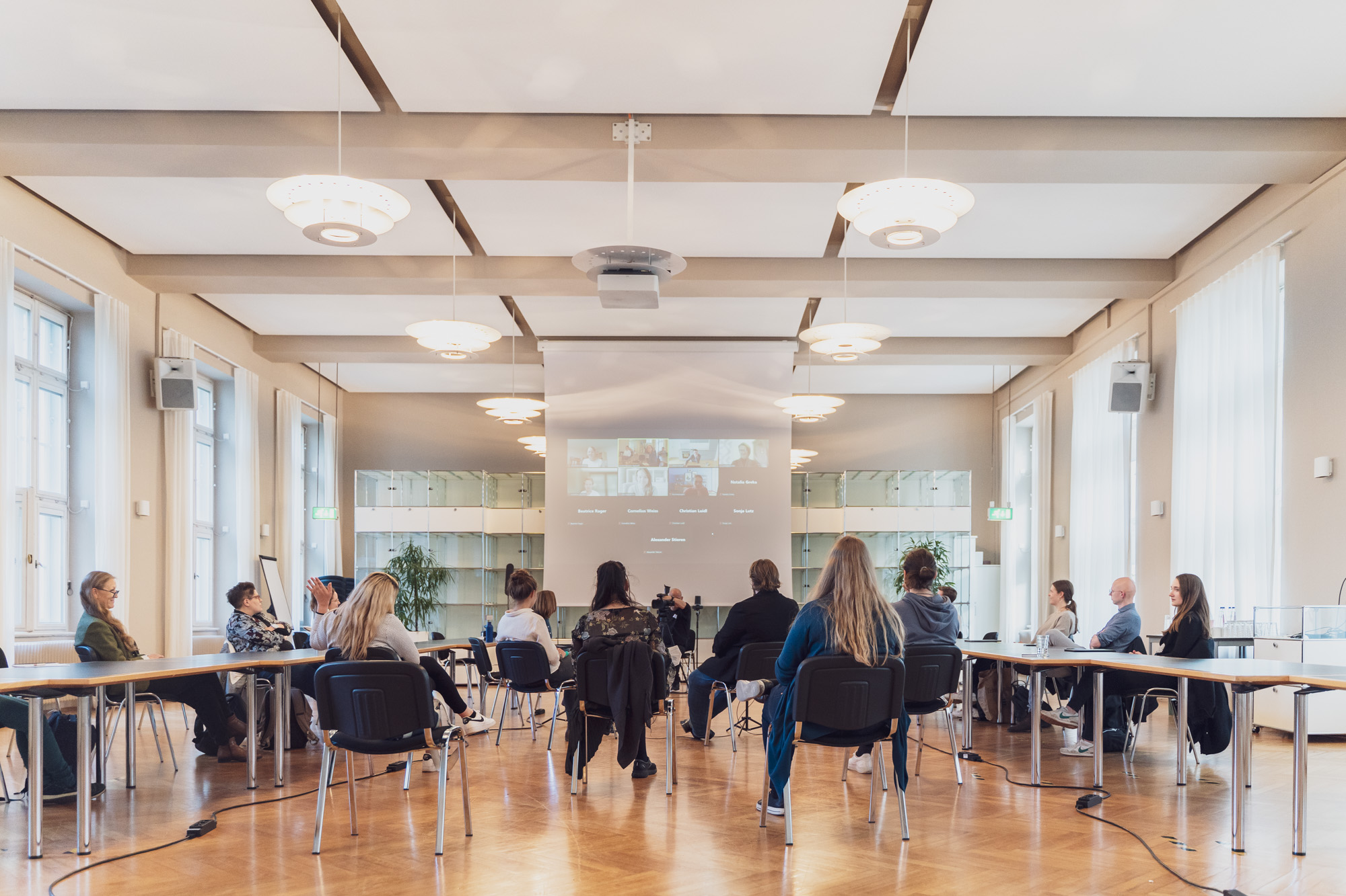 Teilnehmer:innen Ateliergespräch in Saal