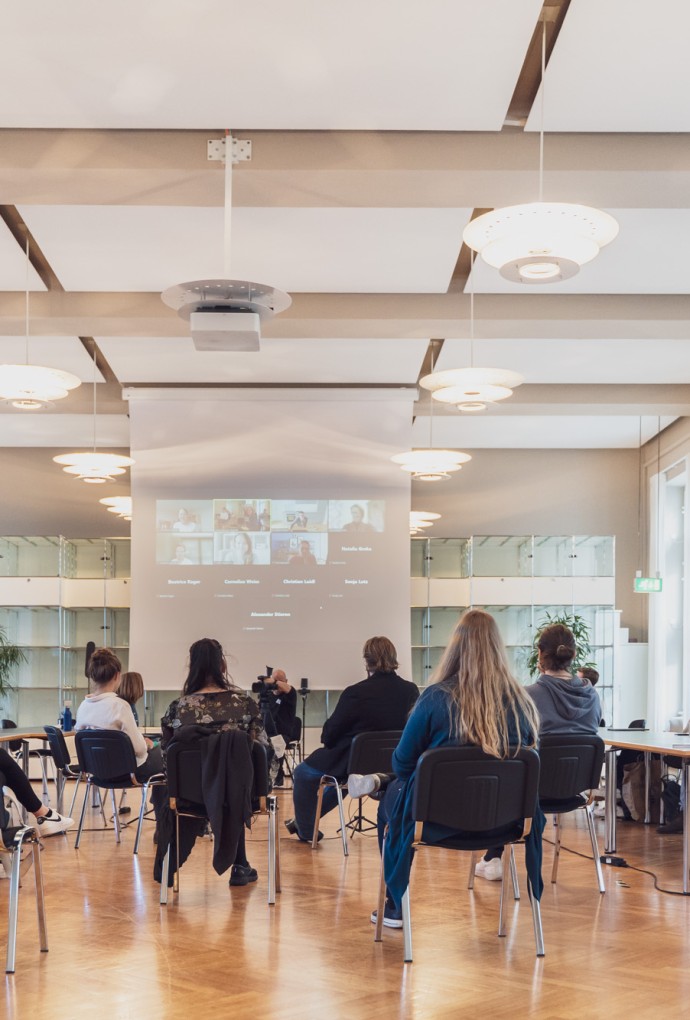 Teilnehmer:innen Ateliergespräch in Saal
