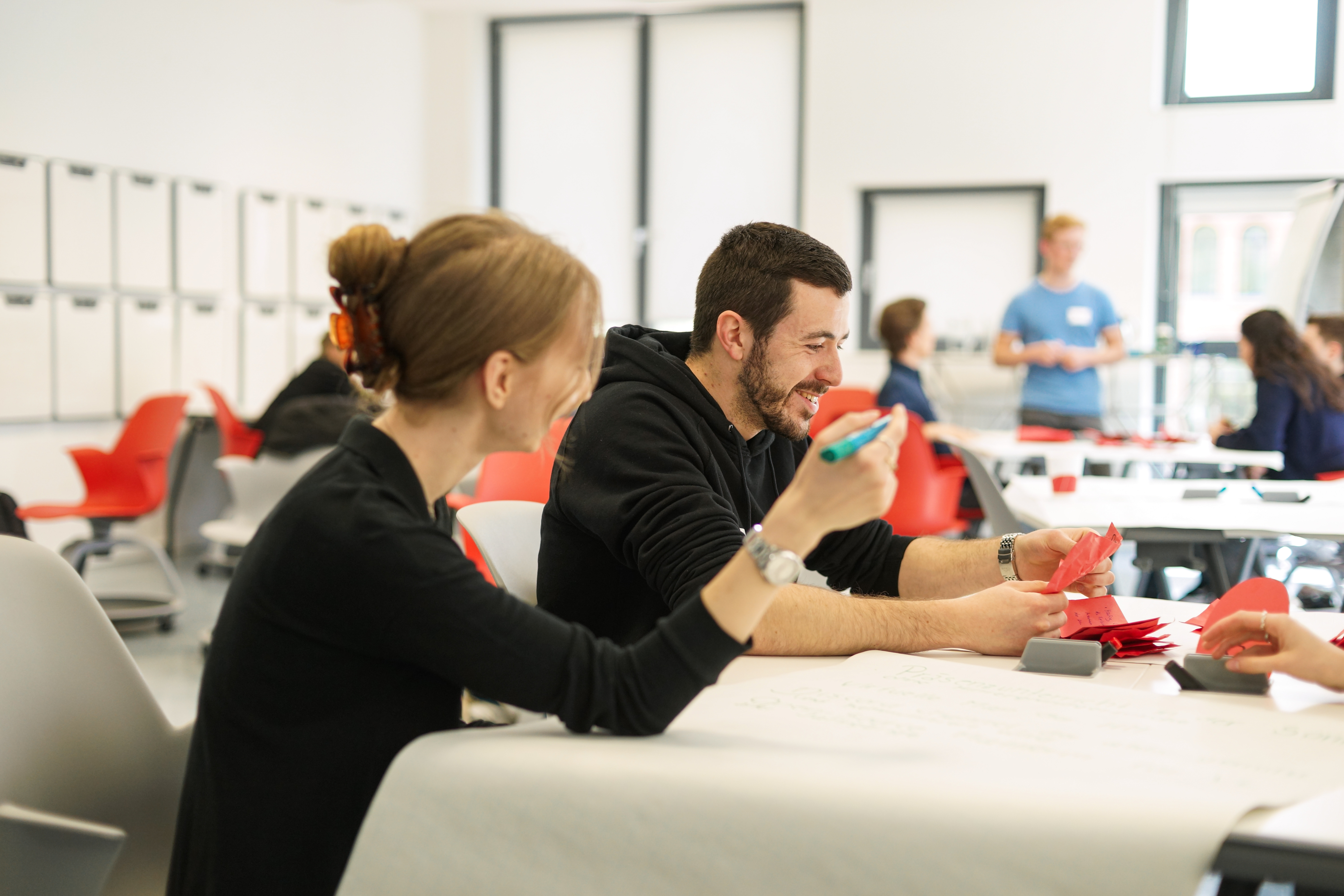 Studierende in Gruppenarbeit