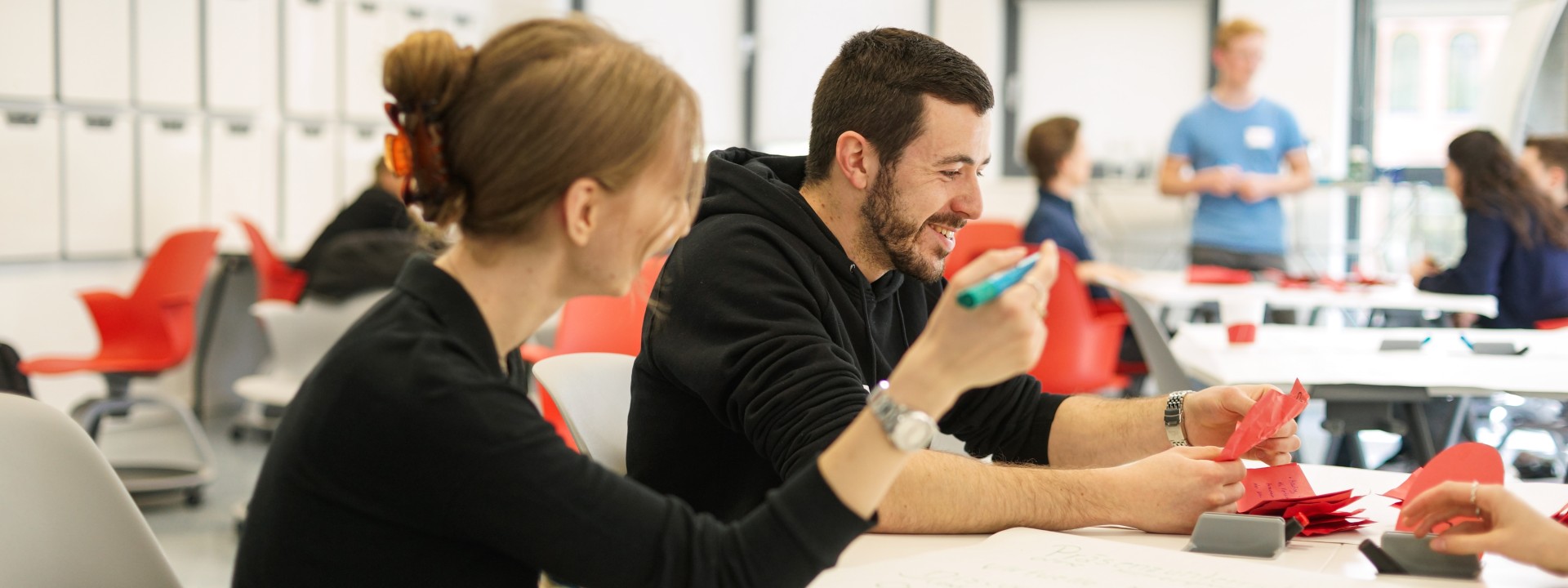 Studierende in Gruppenarbeit