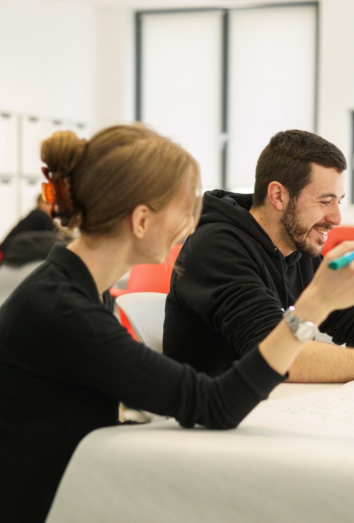 Studierende in Gruppenarbeit