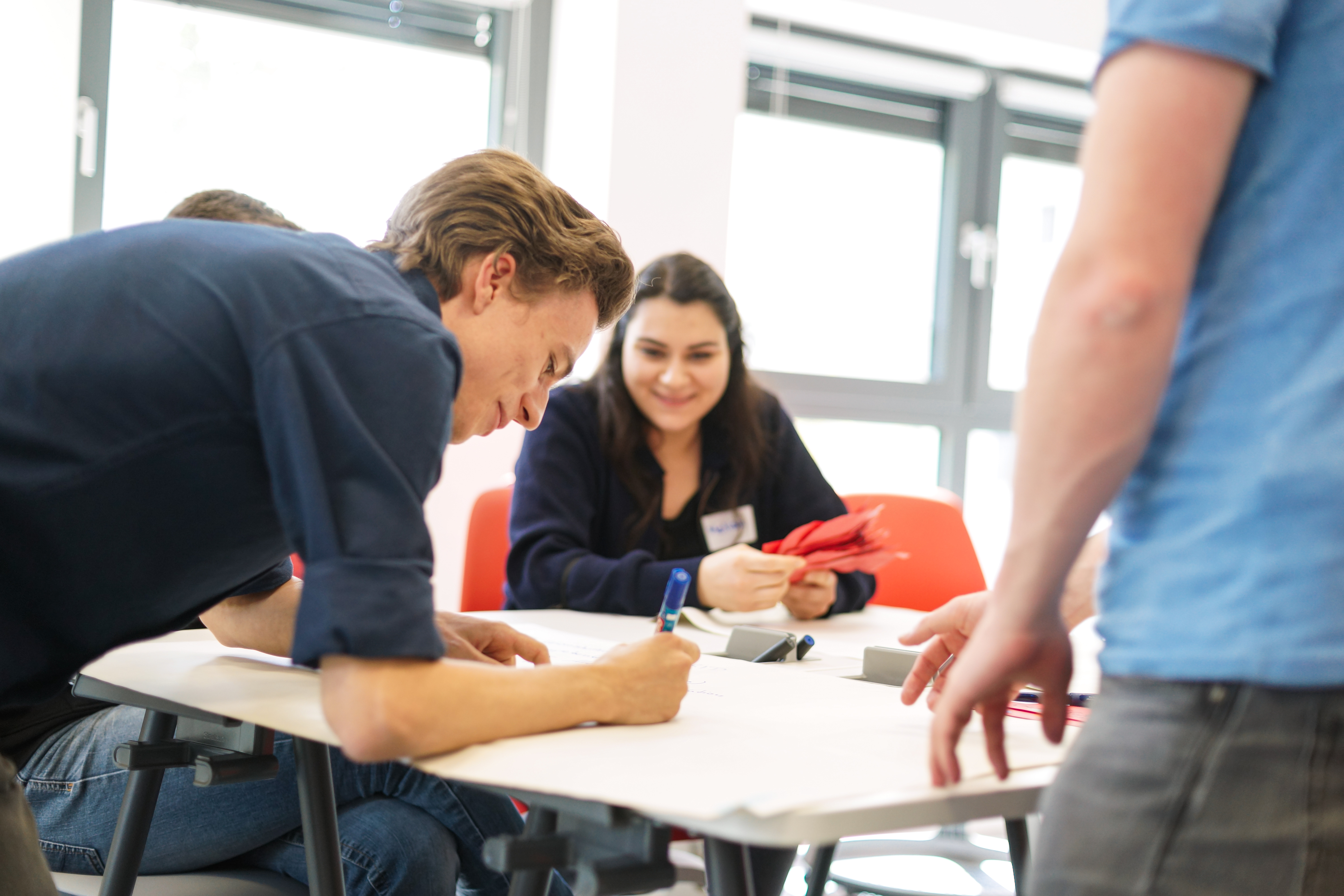 Studierender schreibt auf Papier