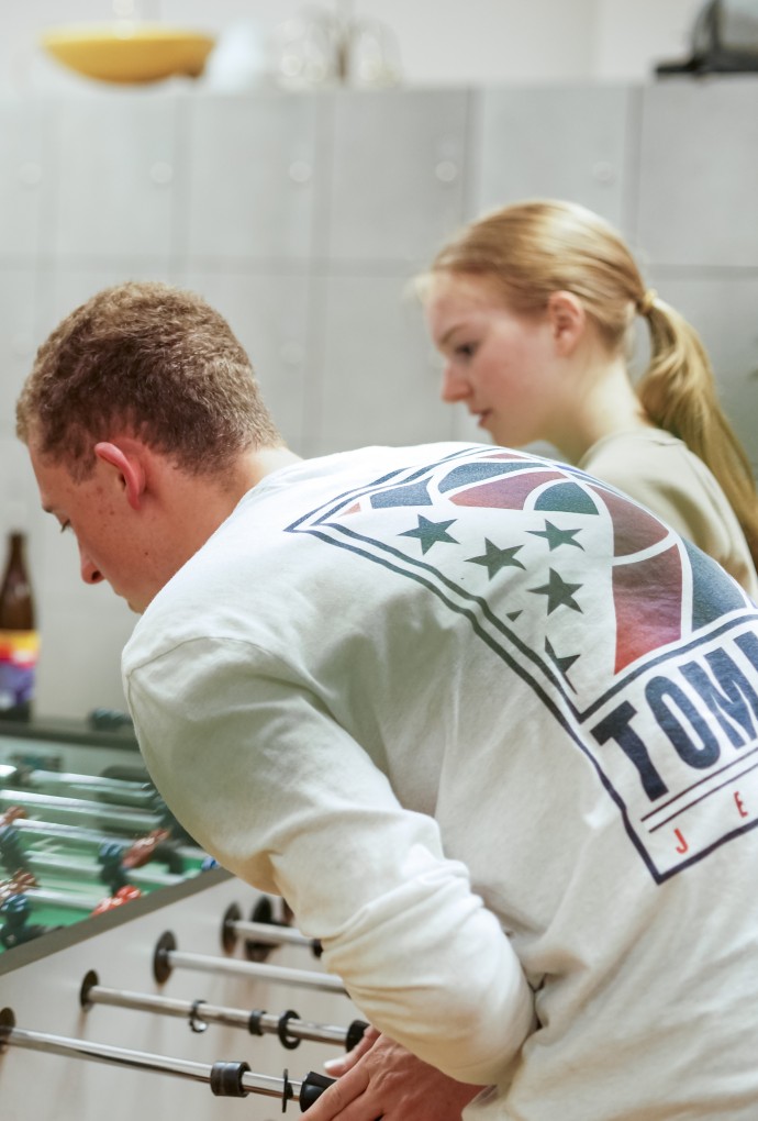 Studierende spielen Tisch-Kicker
