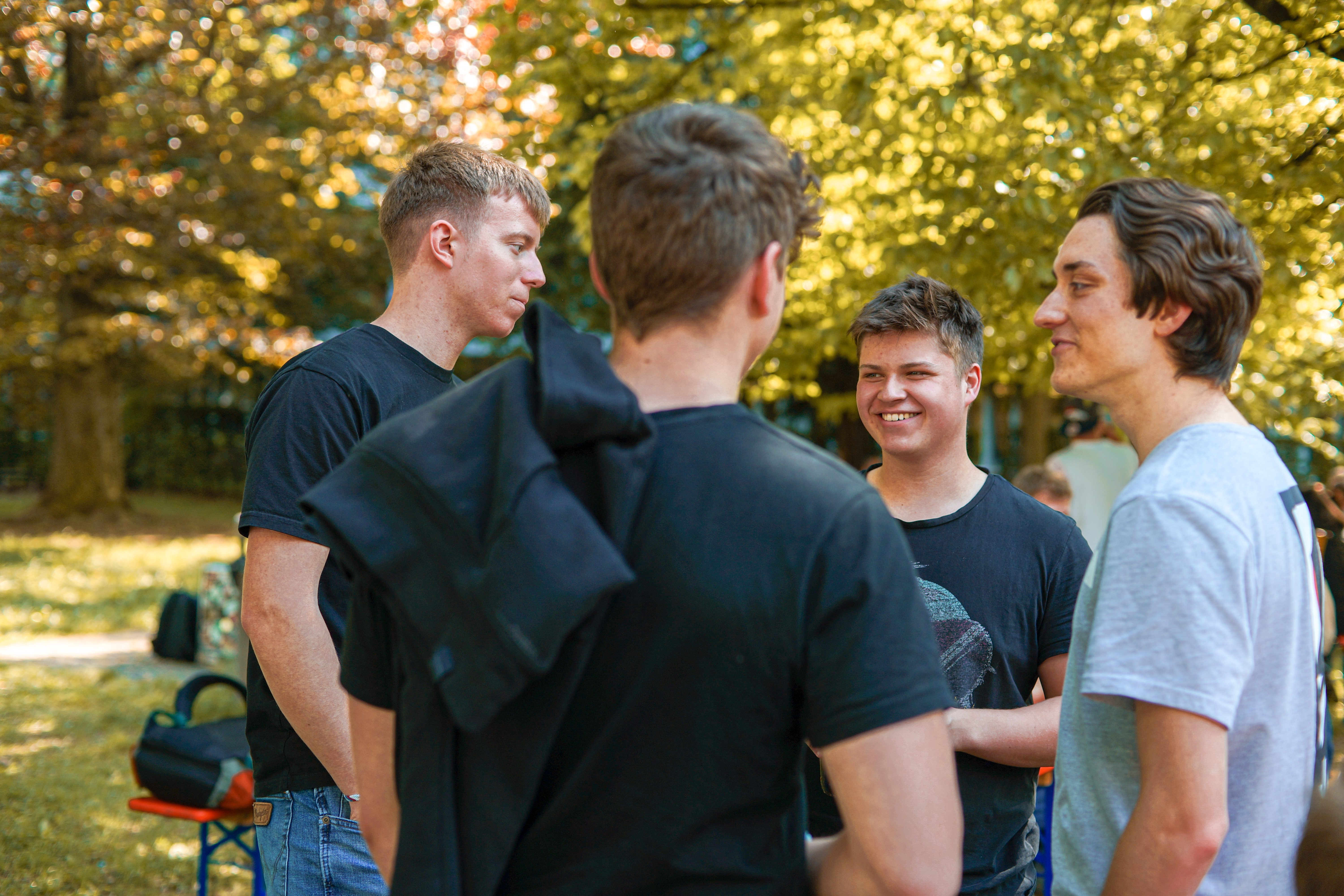 Studierenden stehen gemeinsam draußen