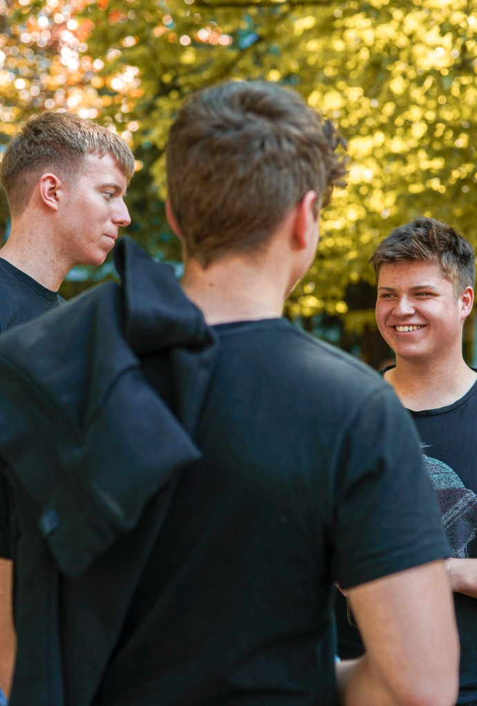 Studierenden stehen gemeinsam draußen