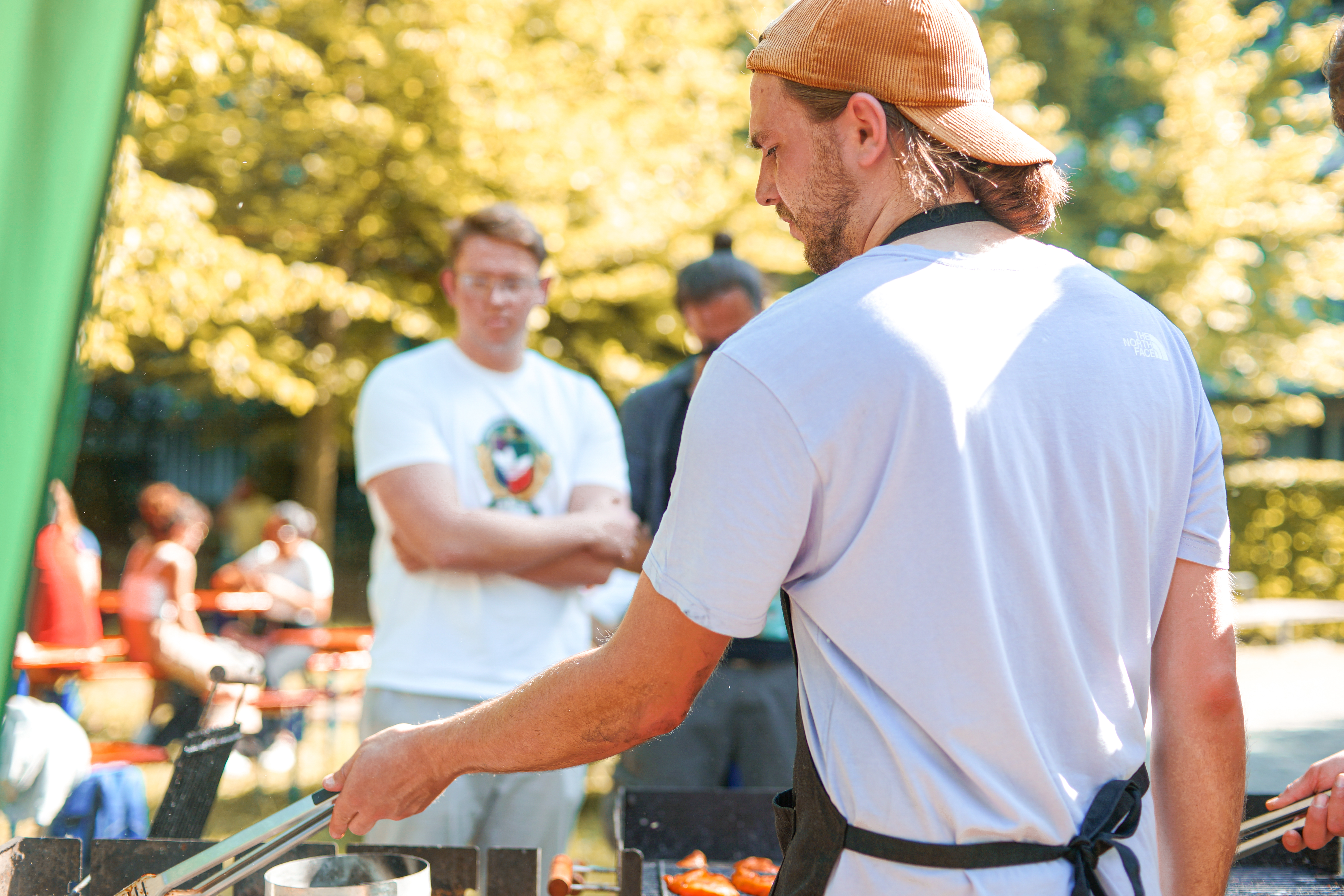 Student steht am Grill
