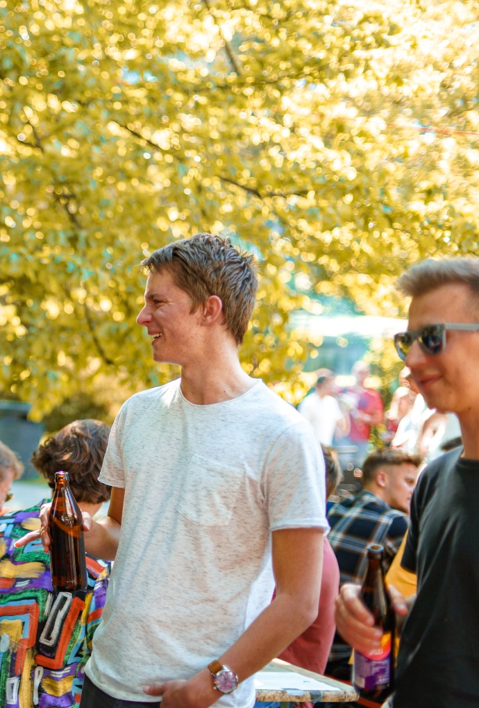 Gruppe von Studierendne steht zusammen draußen und unterhält sich