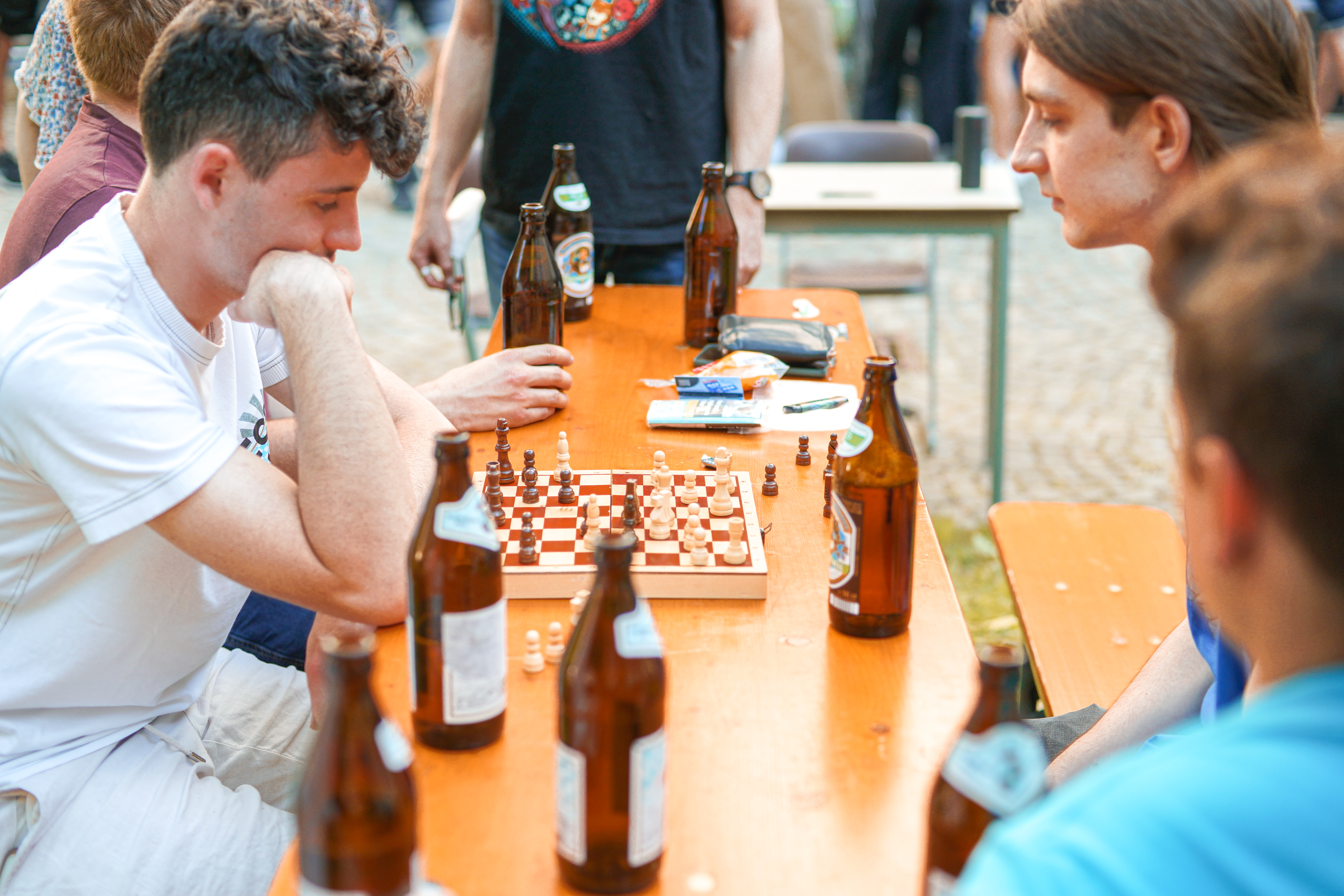 Studierende spielen Schach
