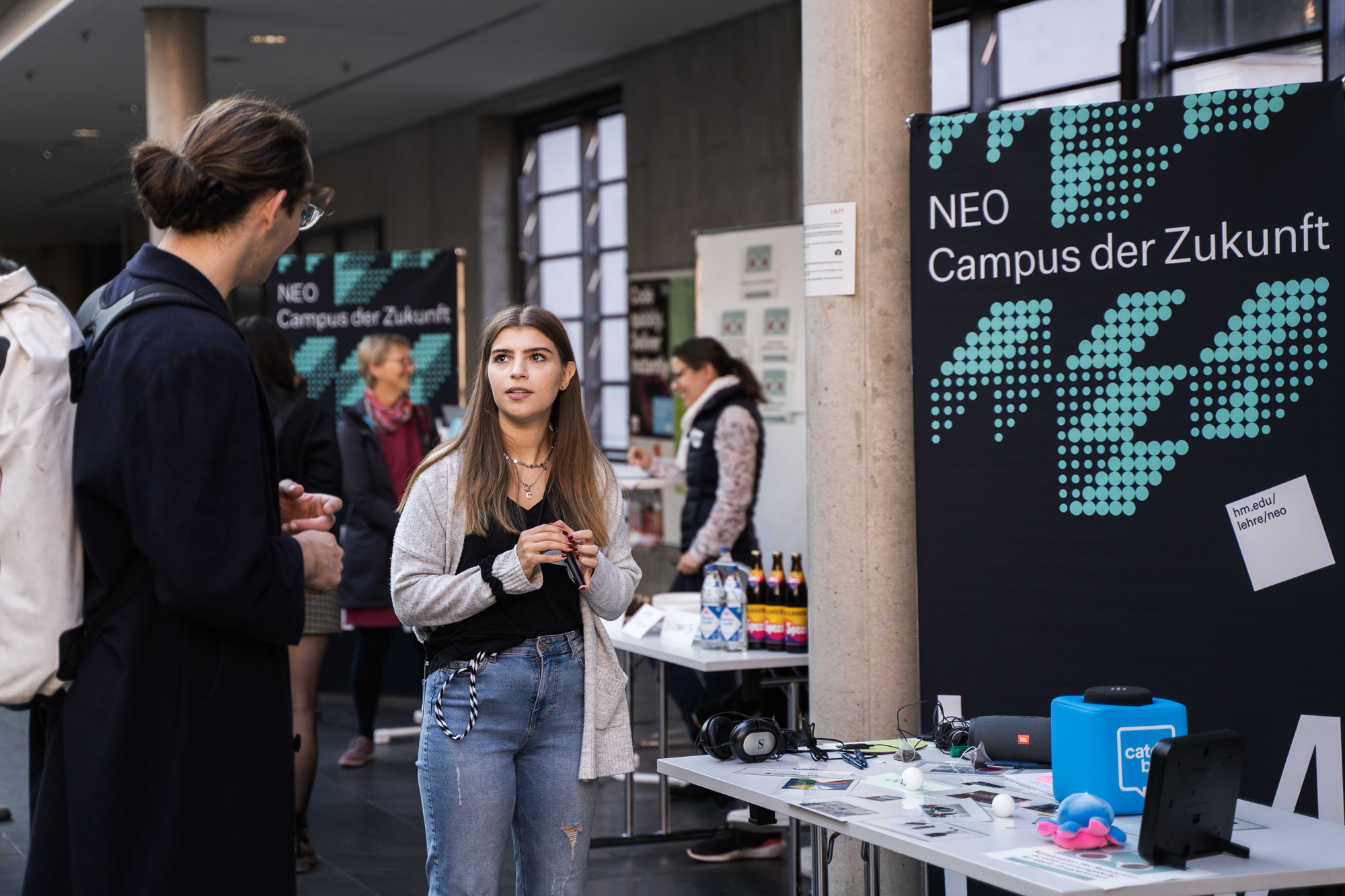 Gespräch zwischen Student und Mitarbeiterin