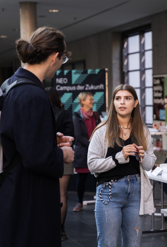 Gespräch zwischen Student und Mitarbeiterin