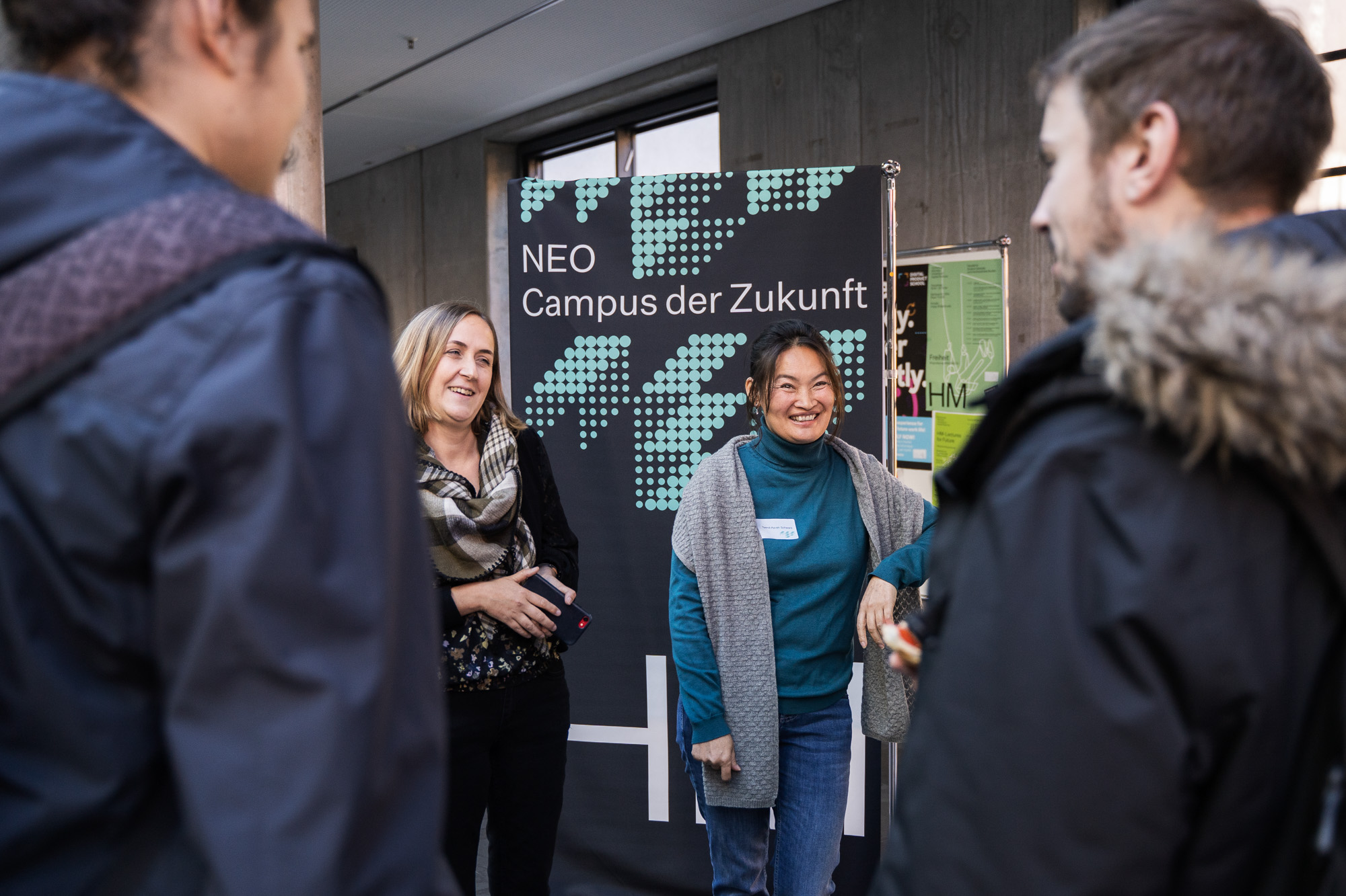 Studierende und Mitarbeiterinnen in Gespräch