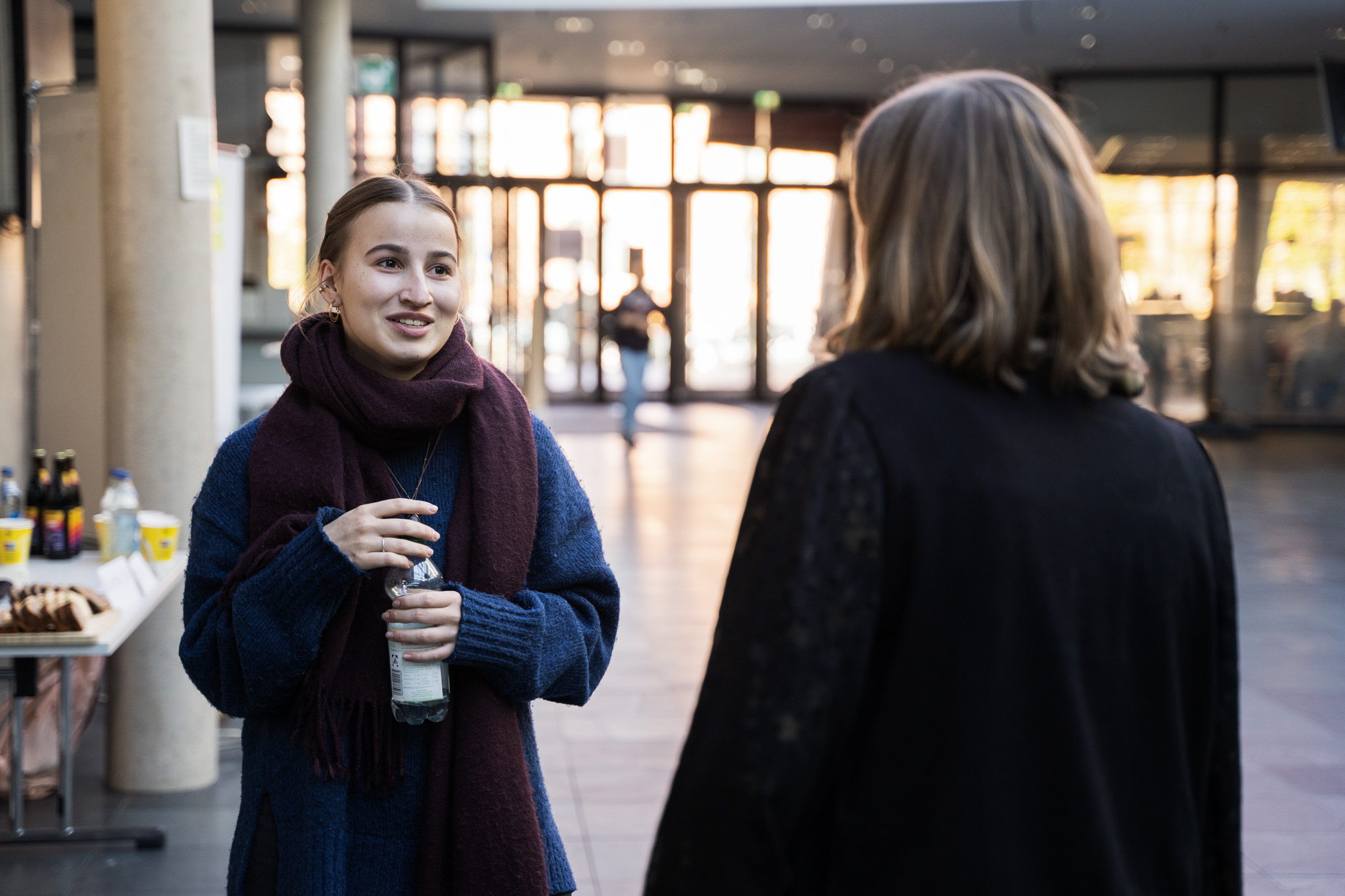 Studentin und Mitarbeiterin in Gespräch
