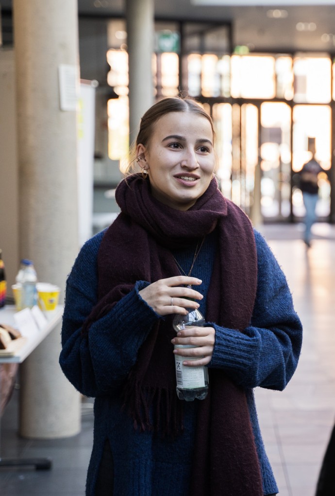 Studentin und Mitarbeiterin in Gespräch